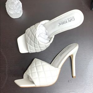 High heels, nvr worn, little dust collected